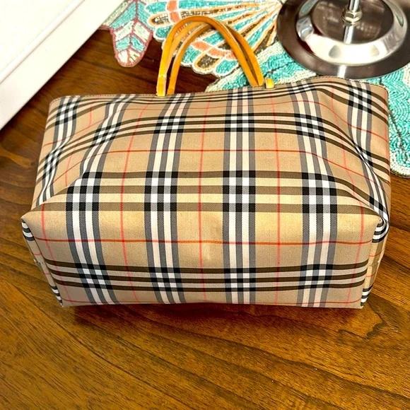 Burberry London Tote handbag A beautiful and clean Burberry bag, great condition